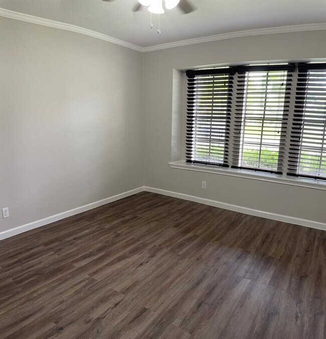 Building Photo - 109 Mistletoe St