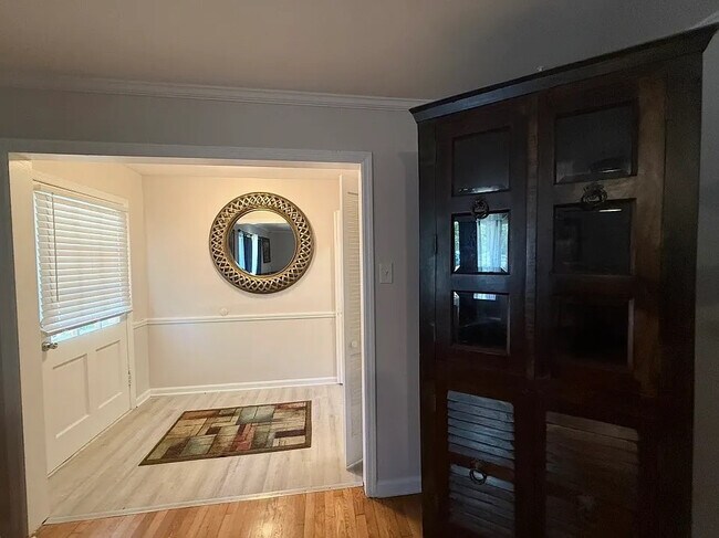 Foto del edificio - Room in House on Winthrop Rd