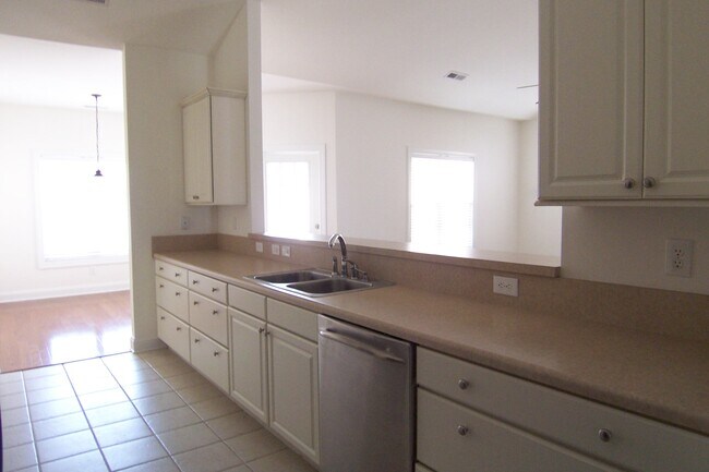Building Photo - 115 Fallberry St
