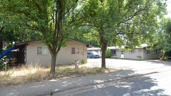 Building Photo - 736 SE 13th Ave