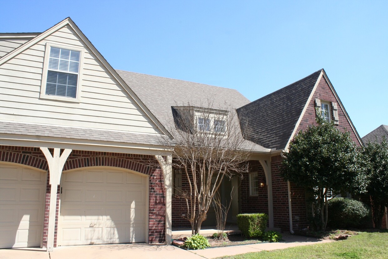 Foto principal - Huge, Gorgeous South Tulsa home ready for ...