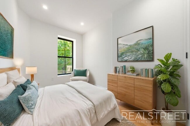 Foto del edificio - 3 Bed 3 Bath with W/D in unit!
