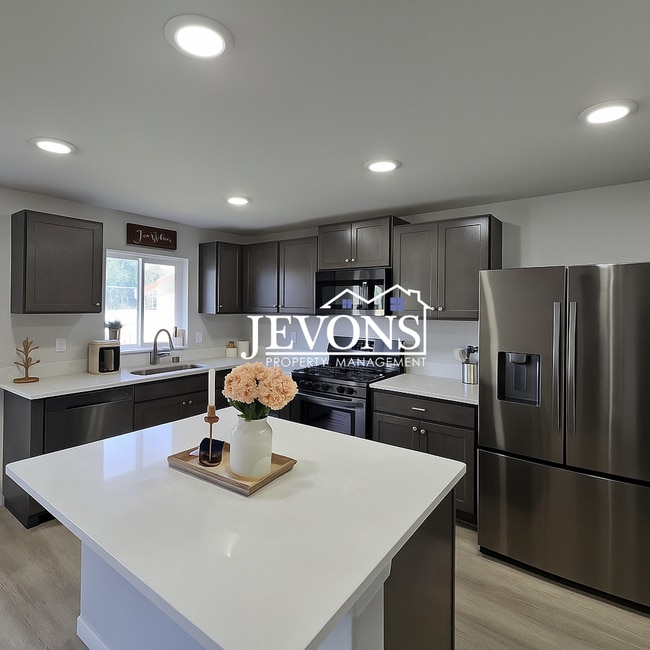 Building Photo - Beautiful 4-bedroom home with fenced backy...