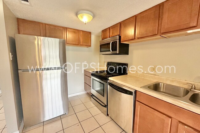 Foto del edificio - AVAILABLE NOW!