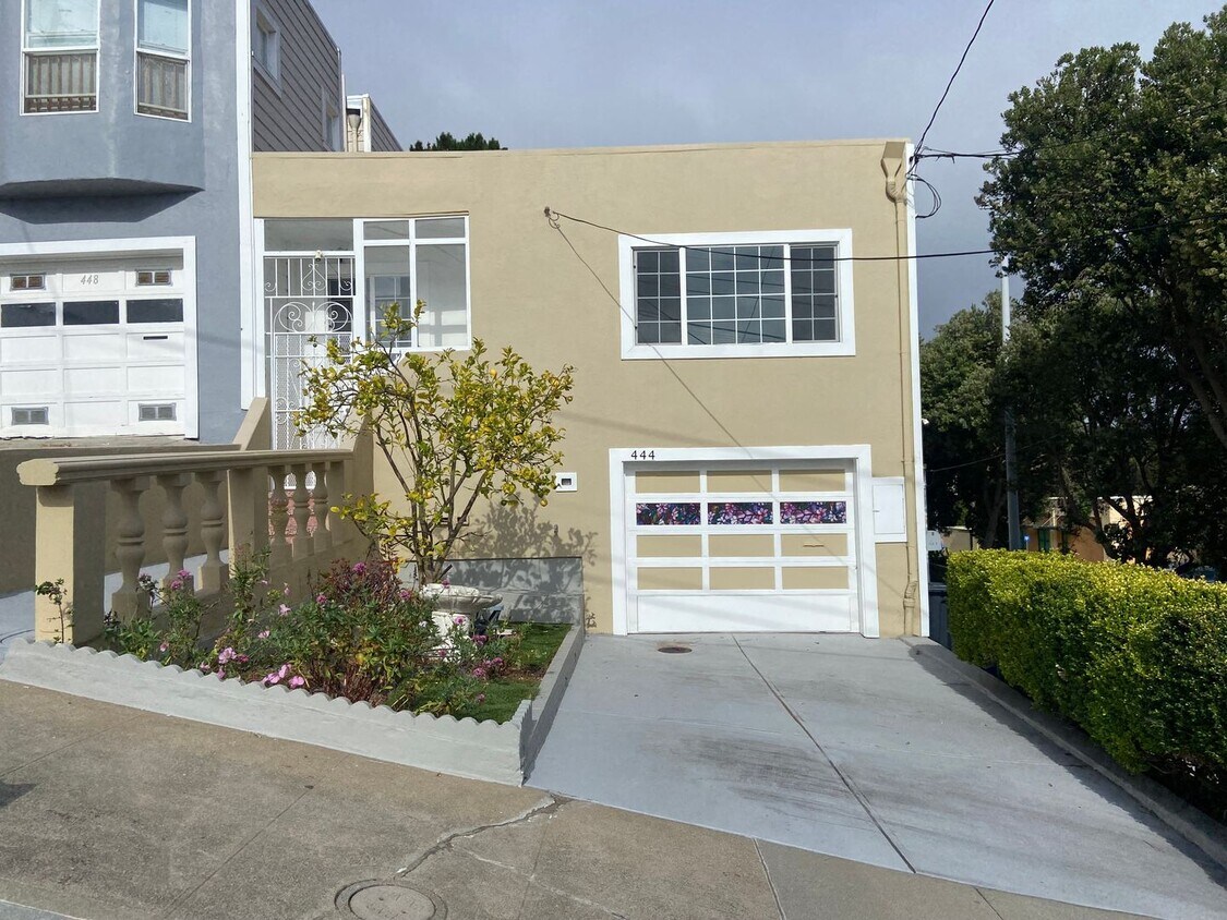 Foto principal - Single-Family Home 4BD/3BA Is Immediately ...