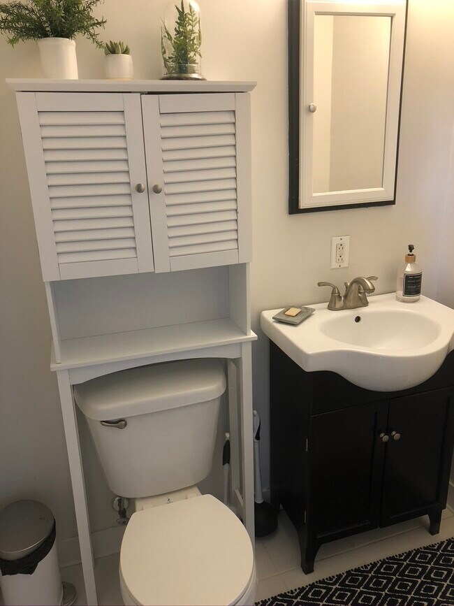 half bath - 511 S Bond St