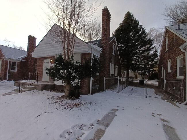 Foto del edificio - 3 bedroom 1 bath bungalow now available! - $1200/mo