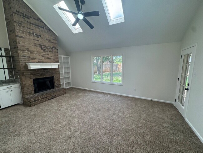 Foto del edificio - Beautiful 2 Story Home Across the Street From Preston Elementary!