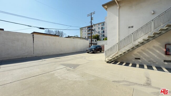 Foto del edificio - 979 S Kingsley Dr