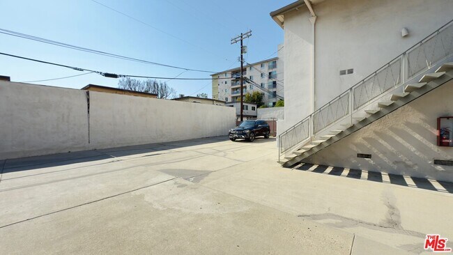 Building Photo - 979 S Kingsley Dr