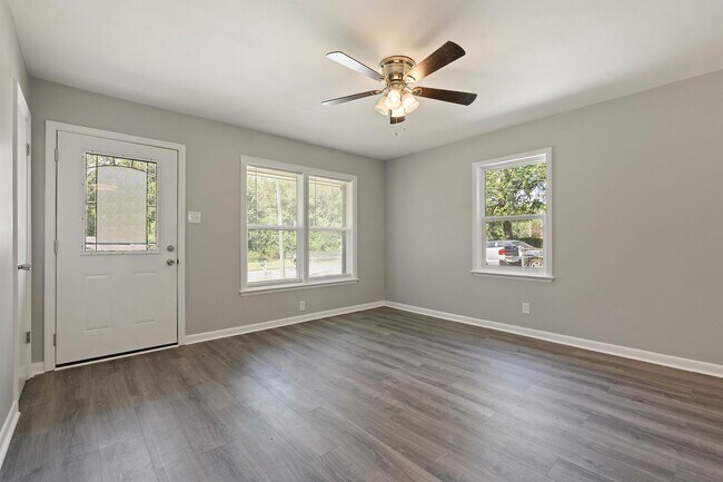 Building Photo - 1725 Harbor Dr E