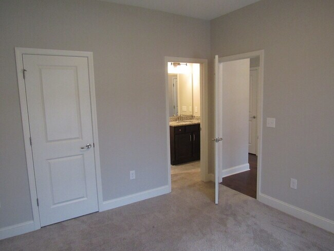 Building Photo - Beautiful 4-Bed, 3-Bath Bungalow in Highly Desirable Farragut!