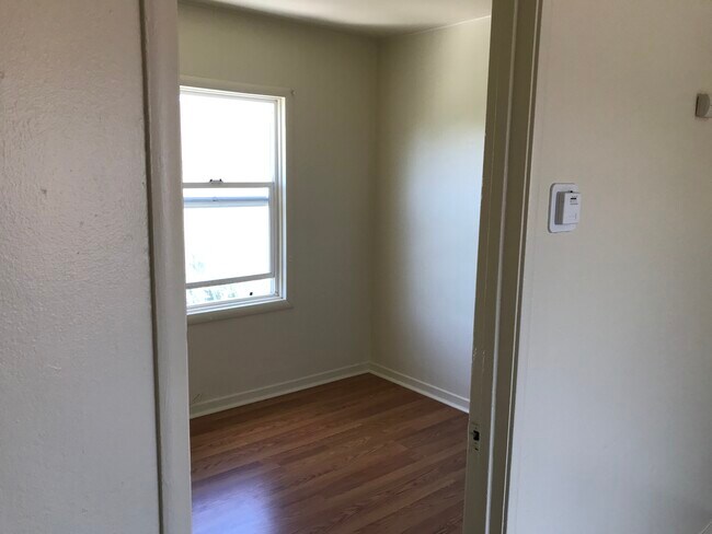El segundo dormitorio mide 9 x 8. - 124 Lewelling Blvd