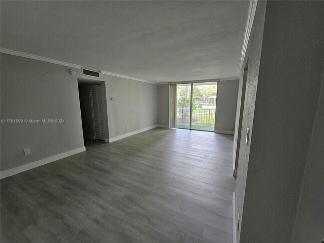 Foto del edificio - 486 NW 165th St