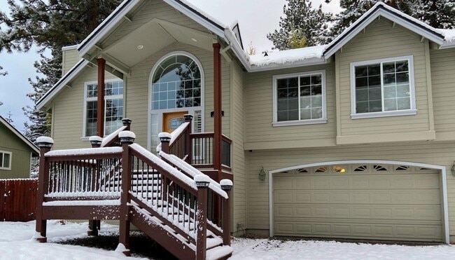 Building Photo - Large upscale home with large garage