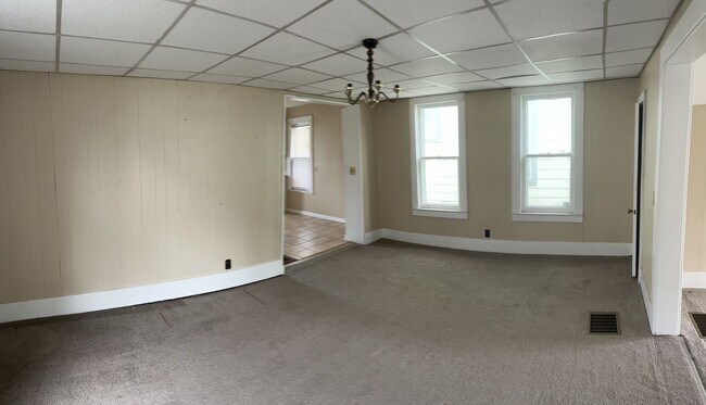 Building Photo - 3 bedroom 2 bath home