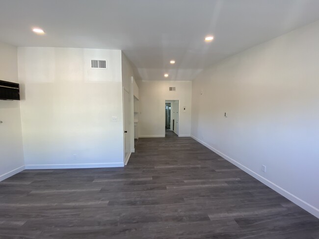 Building Photo - 6551 Woodley Ave