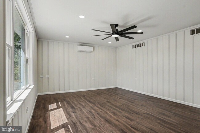 Building Photo - 105 Oak Hill Dr