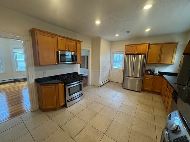 Foto del edificio - 64 Fisher Ave