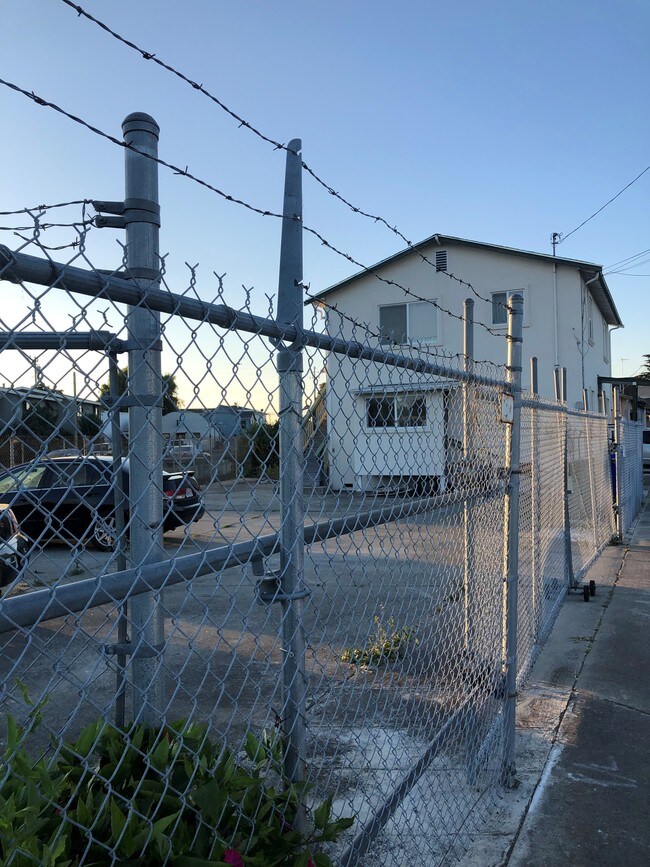 Building Photo - 122 Railroad Ave