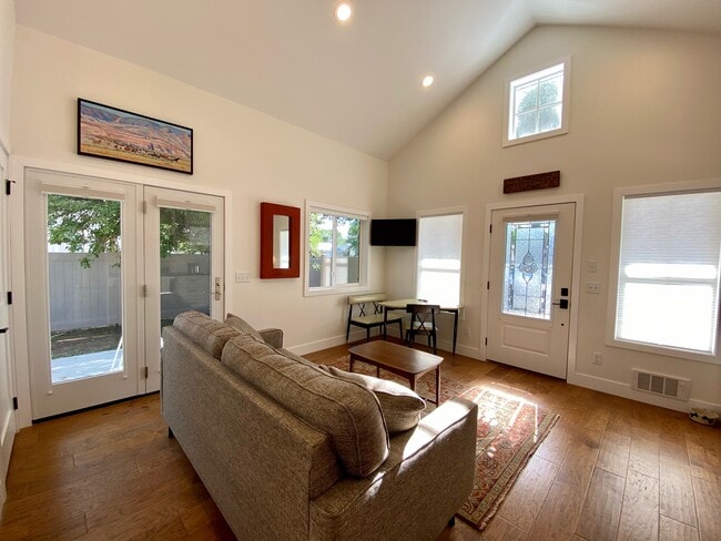Sunny living space - 1401 Bleistein Ave