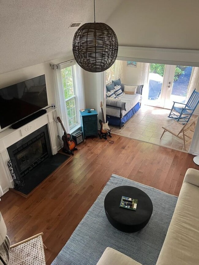 Building Photo - Furnished Mid-Term Rental 1-3 months.  ---...