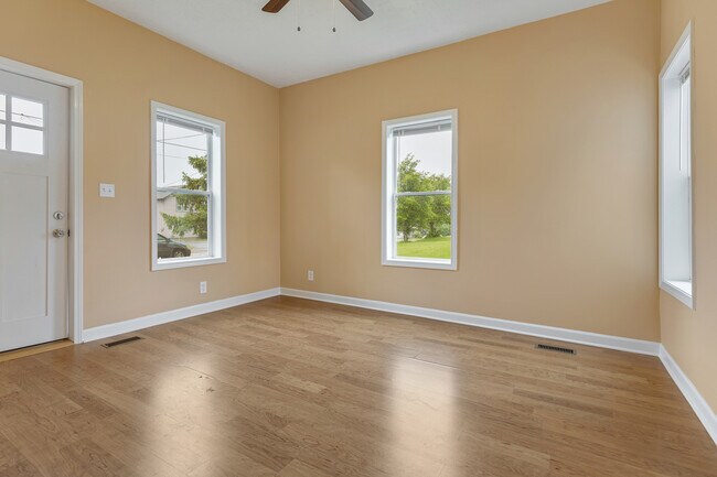 Foto del edificio - 11611 Maple Ave