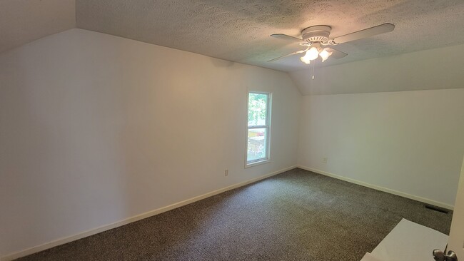 Building Photo - 537 Allyn St