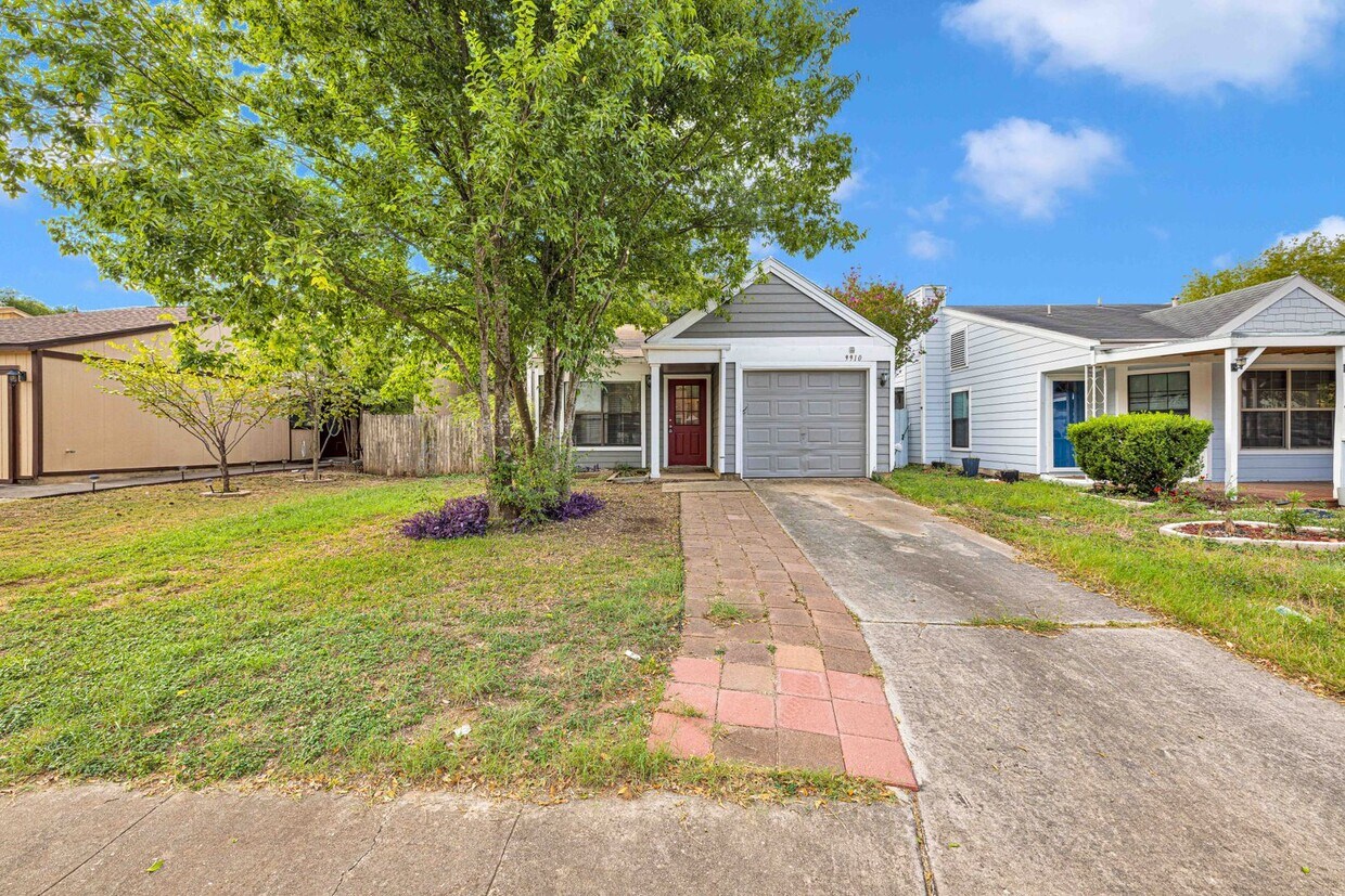 Primary Photo - Cozy rental home in NW side of San Antonio...