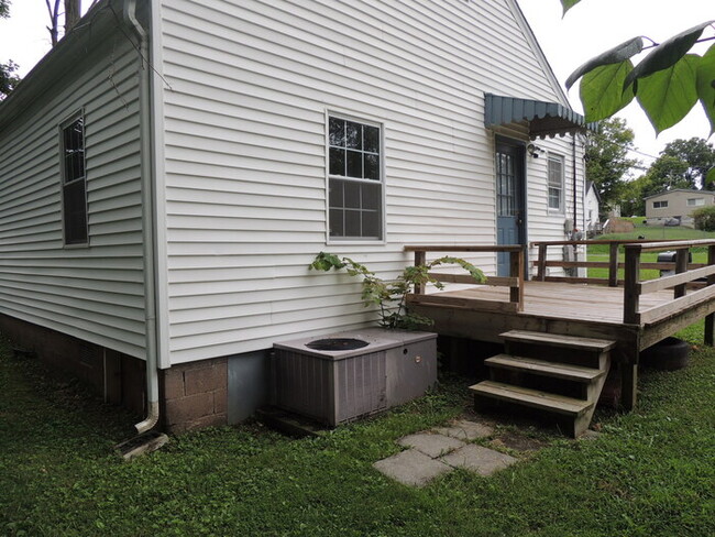Foto del edificio - 2 Bed, 1 Bath house w/ large level yard an...