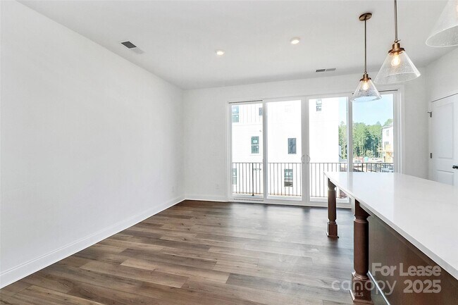 Foto del edificio - 7118 Westrow Ave