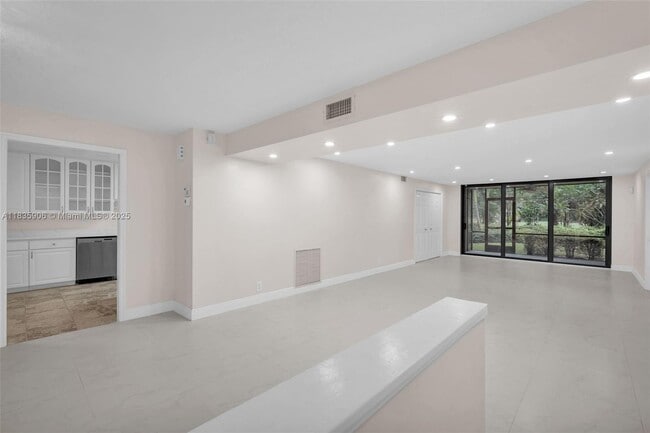 Building Photo - 250 E Royal Palm Rd