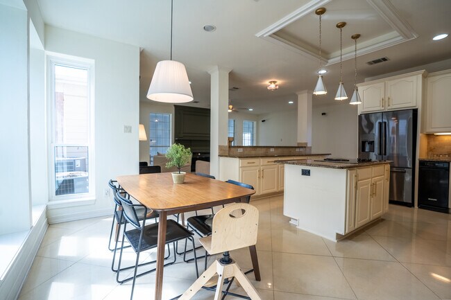 Foto del edificio - 8104 Sundale Ct