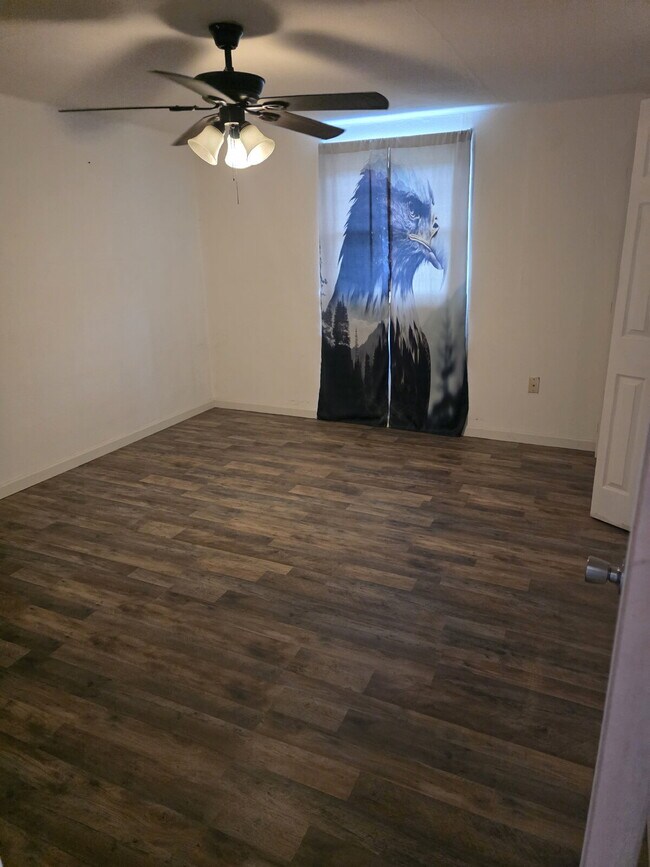 Foto del edificio - 549 Thompson Ave