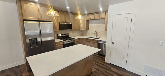 Building Photo - 5013 W Sassy Ave