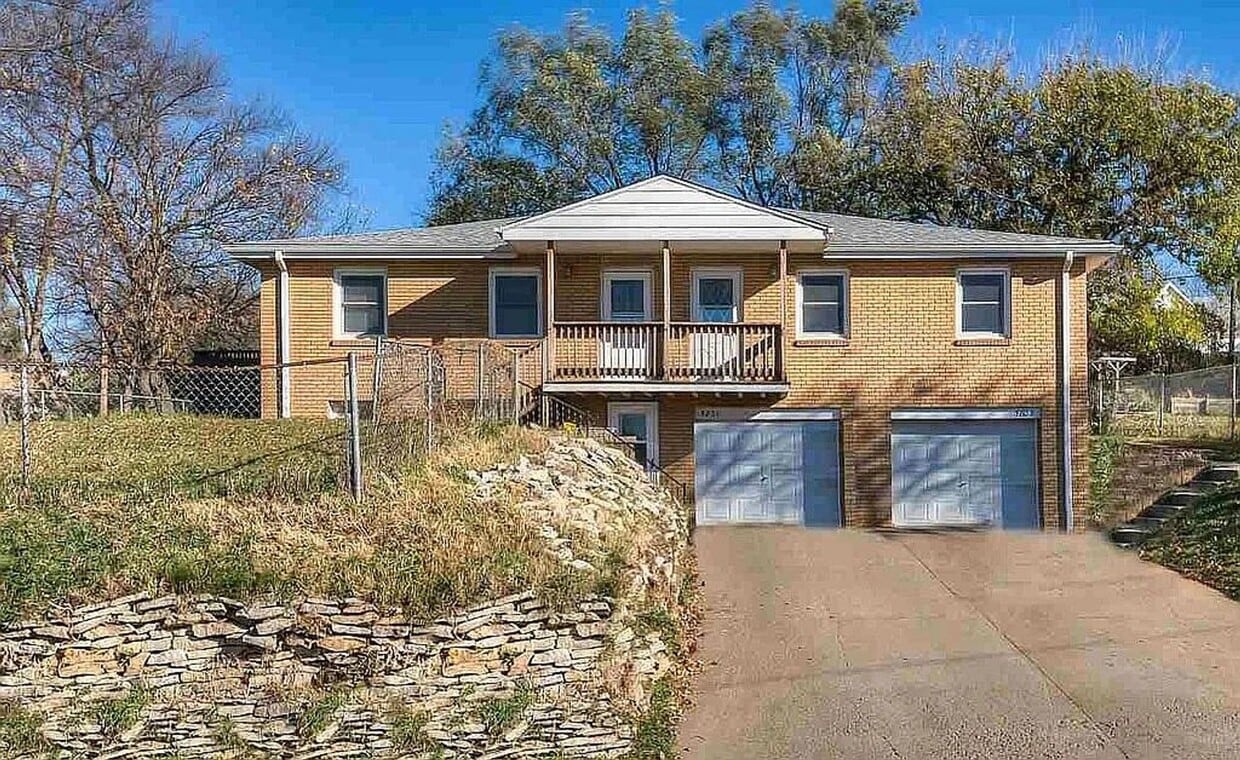 Foto principal - Bright & Spacious 3-Bedroom Home on Large ...