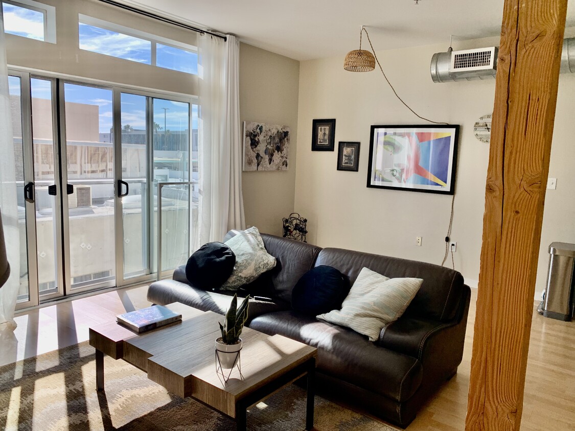 Área de estar abierta y luminosa - 4215 Glencoe Ave
