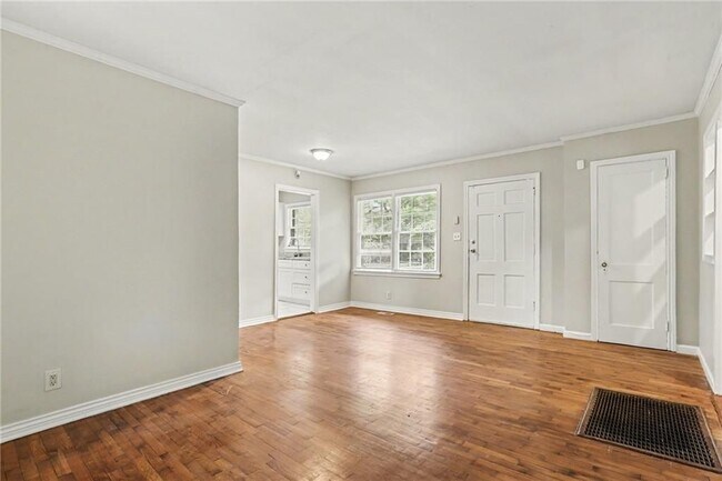 Foto del edificio - 3743 Poplar Dr