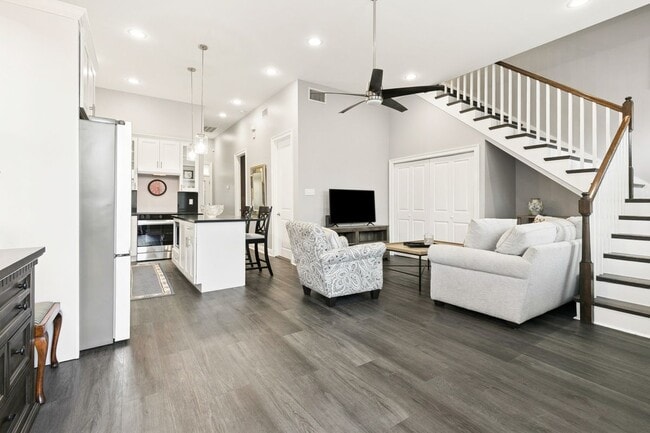 Building Photo - 2133 Dumaine St