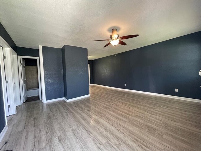 Building Photo - 1322 W 9th St