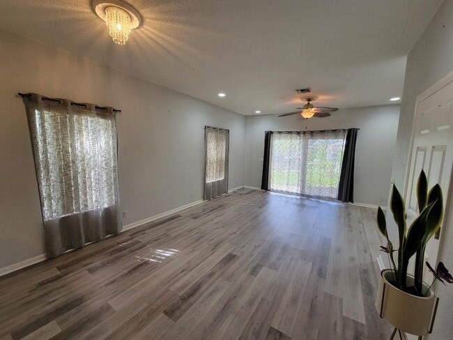 Foto del edificio - 197 NW Eller St