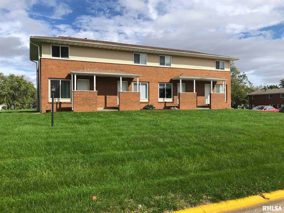 Primary Photo - 11 Manor Dr