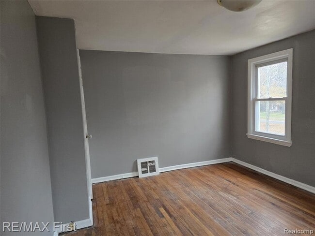 Building Photo - 8239 Manor