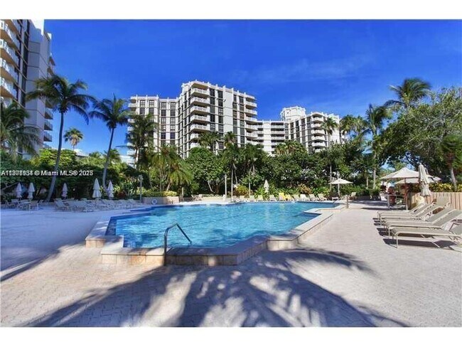 Foto del edificio - 1121 Crandon Blvd