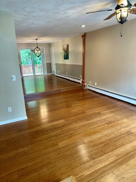 Sala de estar y comedor - 143 Oak Park Dr