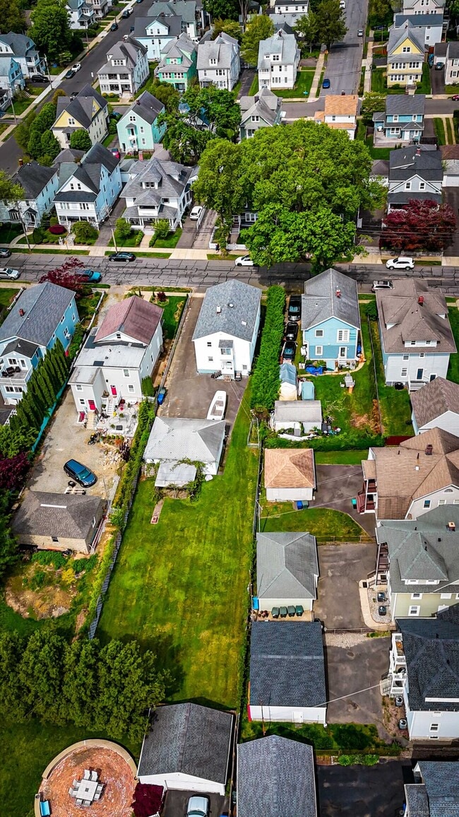 Building Photo - 326 Grovers Ave