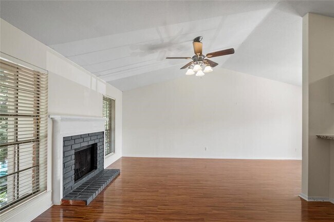 Foto del edificio - 2211 S Kirkwood Rd