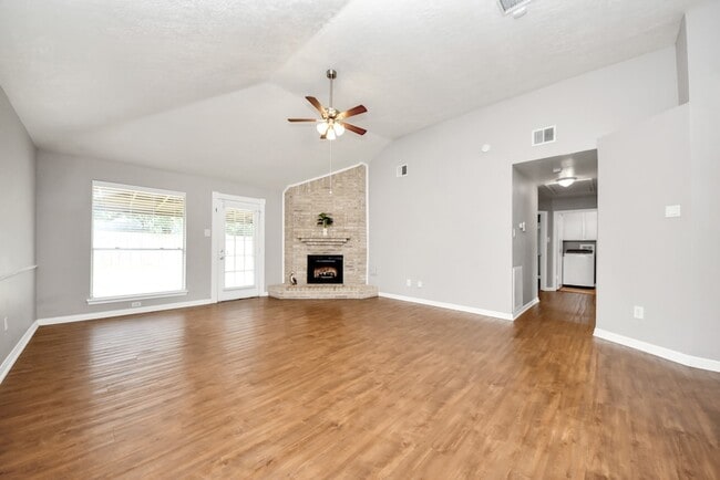 Foto del edificio - 15739 Oak Mountain Dr