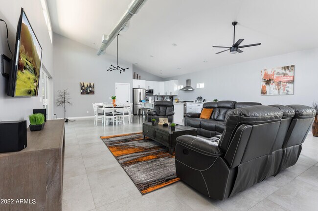 Foto del edificio - 3043 N 85th Pl