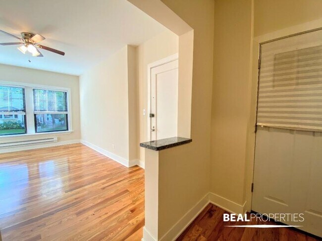 Building Photo - 2 bedroom in EVANSTON IL 60202
